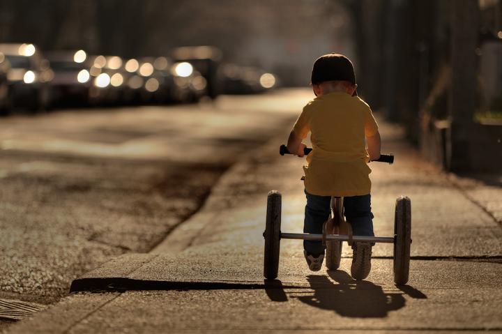 在人间｜女儿12岁，没吃过鱼虾，不能吃冰淇淋，夏天不敢穿裙子