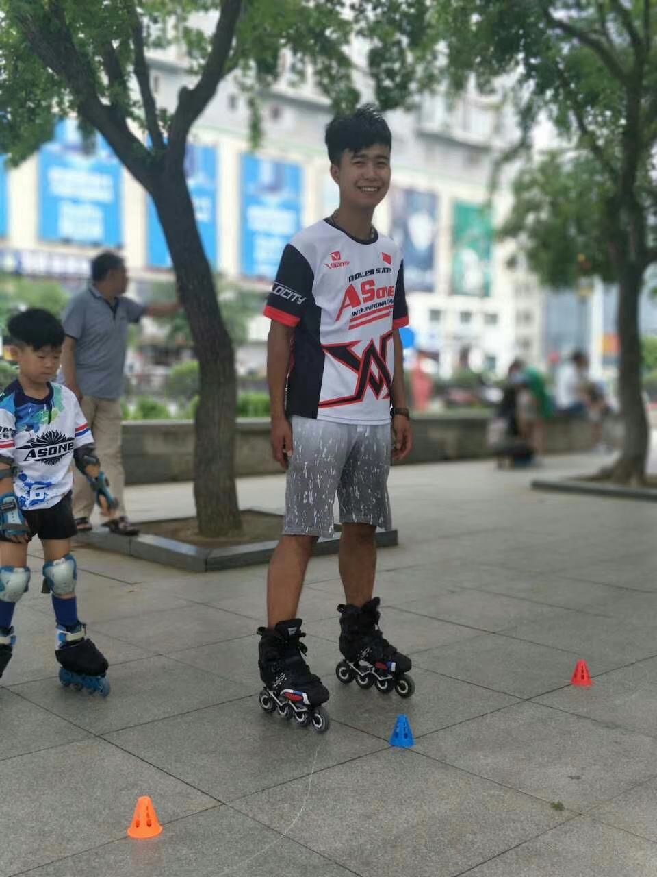 轮滑高手花式轮滑,把爱好变成工作台球