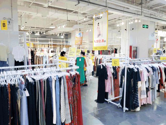 火爆魔都的荟品仓登陆松江！Nike、阿迪…全场一折起！2000个拉杆箱1元领