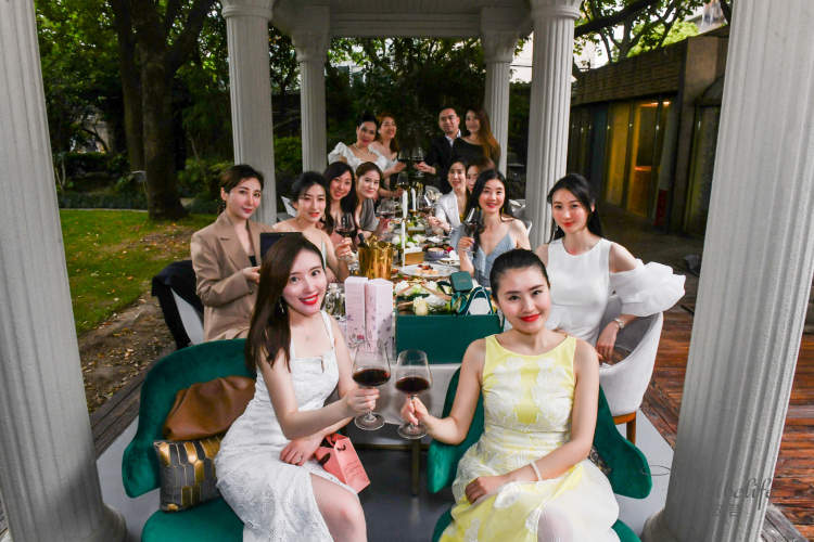 “35岁了，没人告诉过我什么是性”——那些年入100万+的都市精英女性，她们在忧惧些什么？