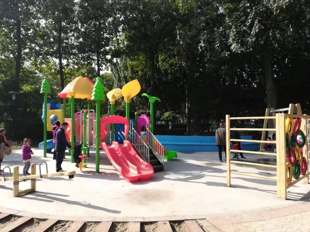 漫游古城享受惬意时光,感受大自然的气息和美景逛新城