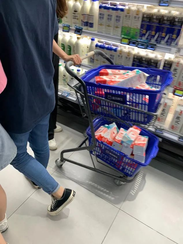 一盒草莓牛奶，被炒到150？有人一次买了20瓶，还有人花上百元冷链快递……