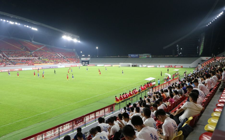 肇庆新区体育中心足球场,广东业余足球标准足球场比赛