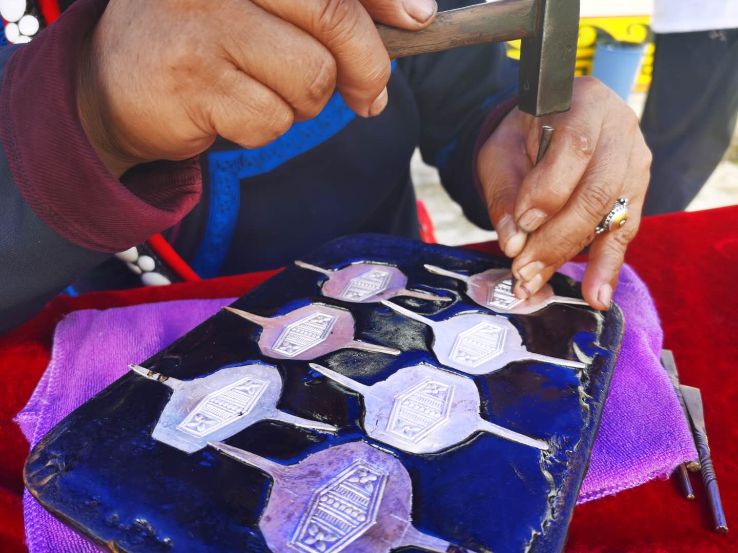 督战未摘帽贫困县⑤“只要有彝族的地方就有瓦曲银饰”