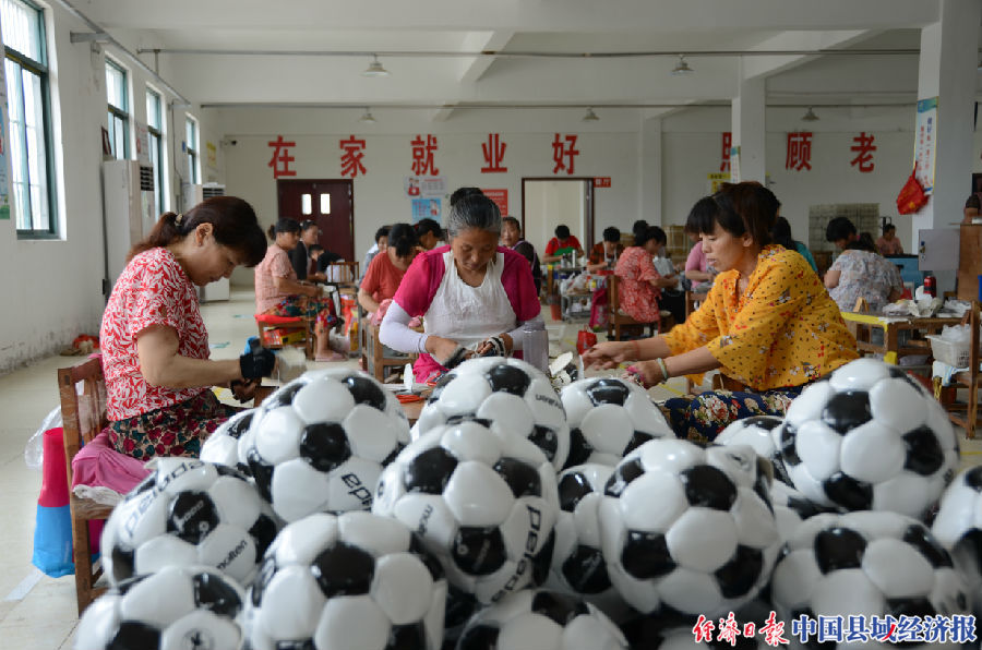 扶贫车间带动村民就近就业,扶贫车间让群众家门口就业脱贫