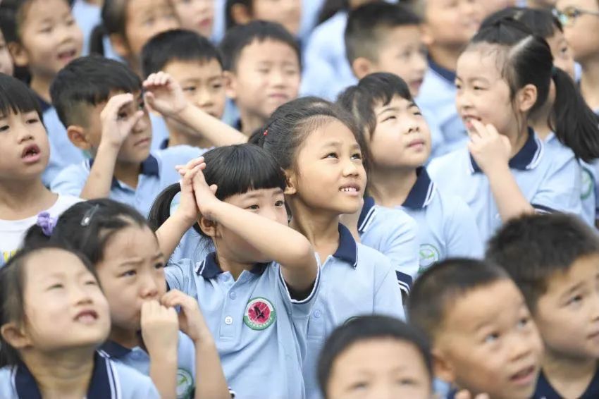 这里告诉你，什么是“诗意童年”