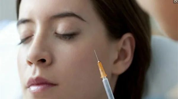 60岁没眼袋方法,教你一招去眼纹