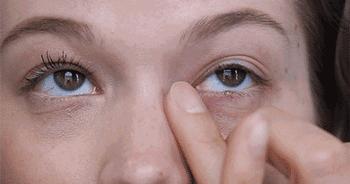 60岁没眼袋方法,教你一招去眼纹