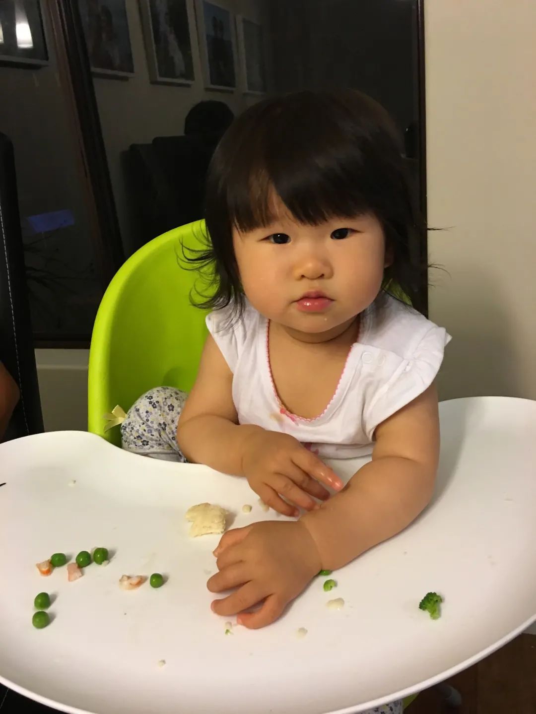 孩子吃东西后乱扔要怎么引导,婴儿乱扔食物怎么处理