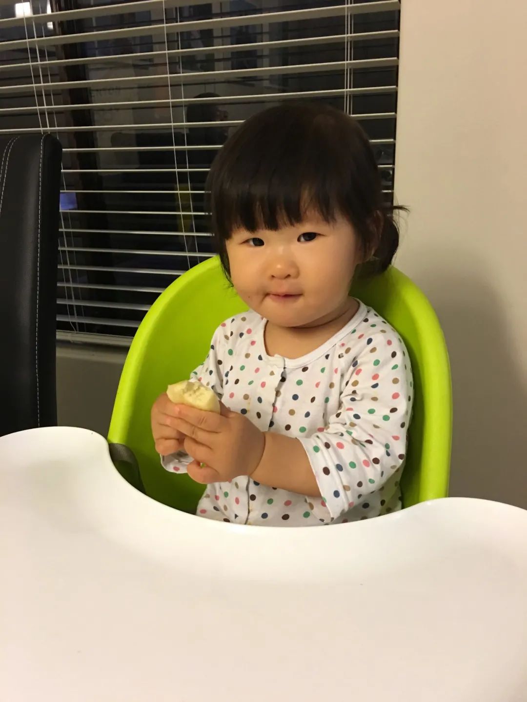 孩子吃东西后乱扔要怎么引导,婴儿乱扔食物怎么处理