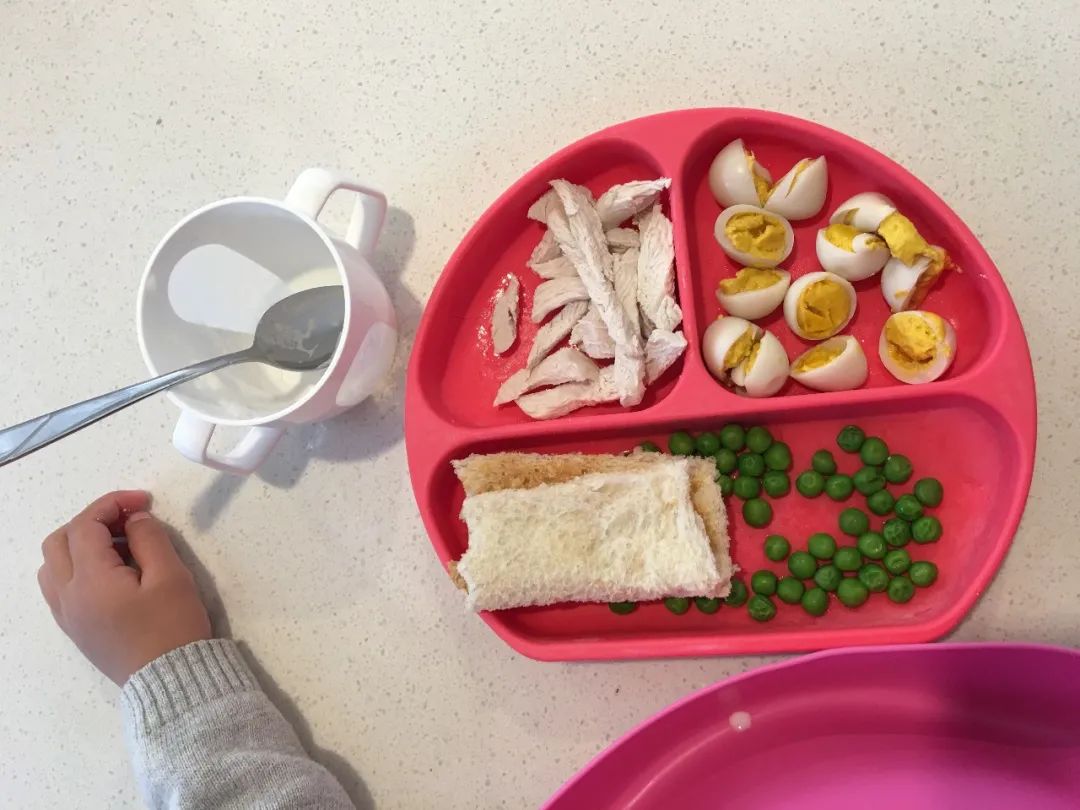 孩子吃东西后乱扔要怎么引导,婴儿乱扔食物怎么处理