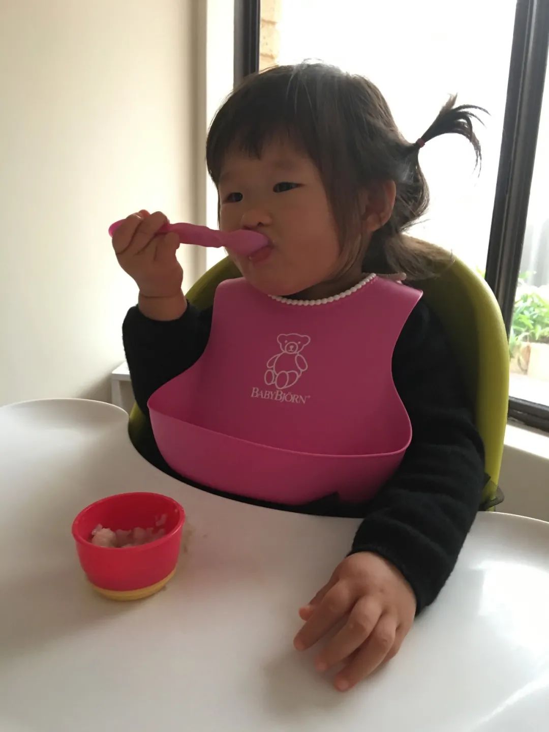 孩子吃东西后乱扔要怎么引导,婴儿乱扔食物怎么处理