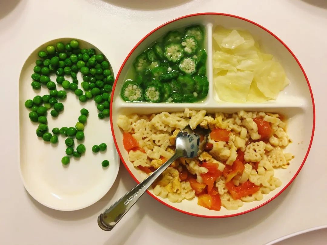 孩子吃东西后乱扔要怎么引导,婴儿乱扔食物怎么处理