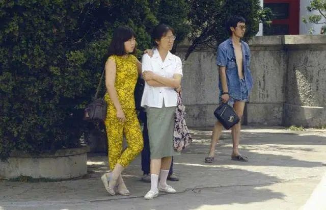 穿超短裤出门的人什么心态,一年四季穿短裤男人