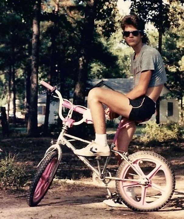 穿超短裤出门的人什么心态,一年四季穿短裤男人