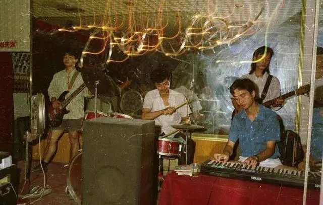 穿超短裤出门的人什么心态,一年四季穿短裤男人