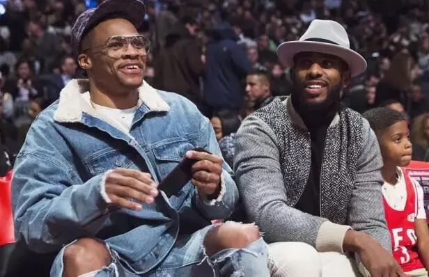 穿超短裤出门的人什么心态,一年四季穿短裤男人