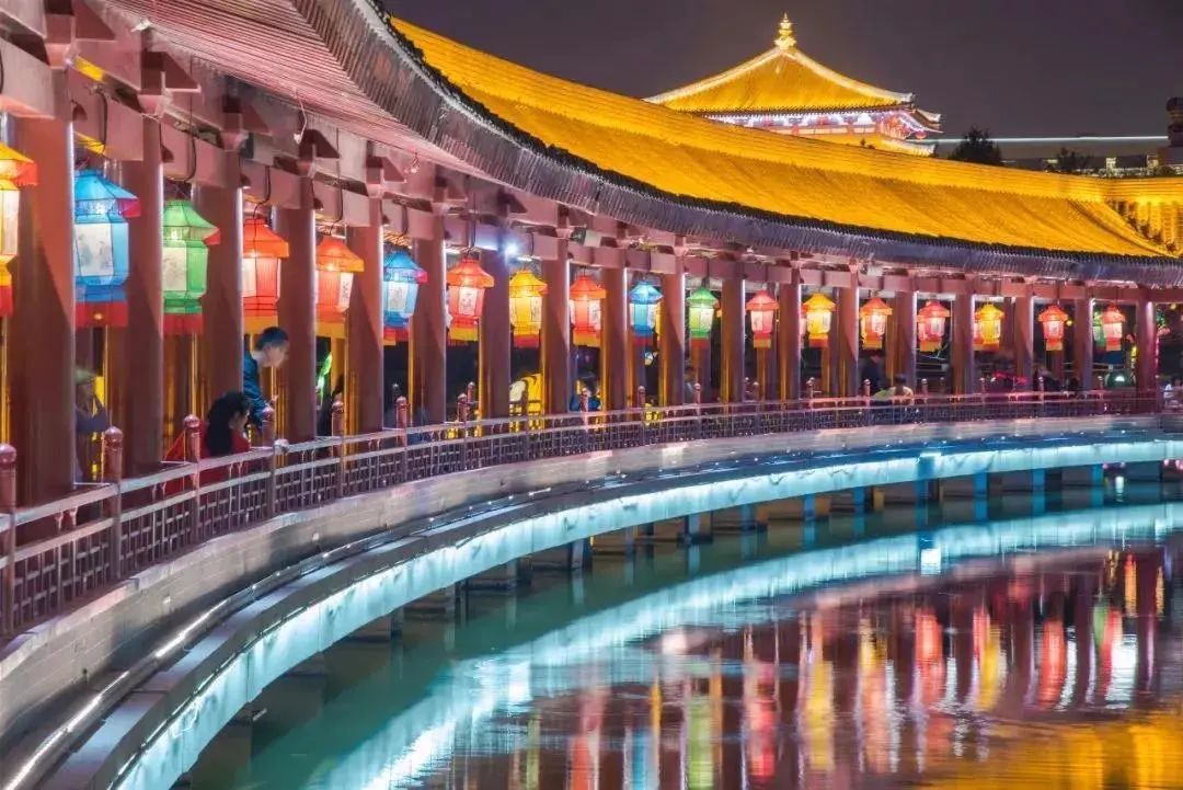 越夜越嗨丨顶级夜跑景区，给你成本最低的人鱼线！