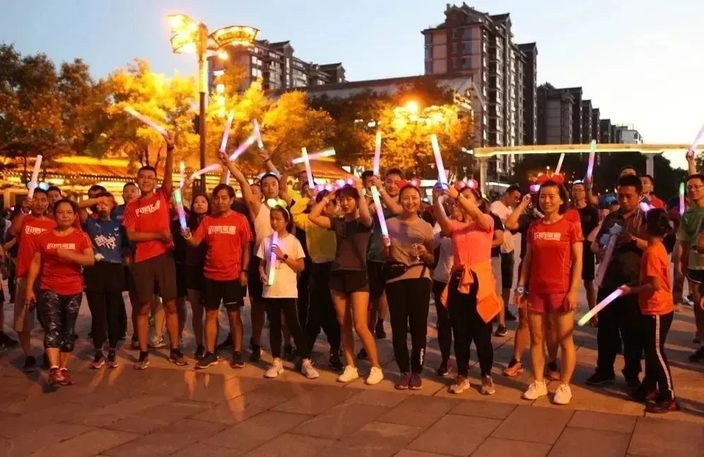 越夜越嗨丨顶级夜跑景区，给你成本最低的人鱼线！