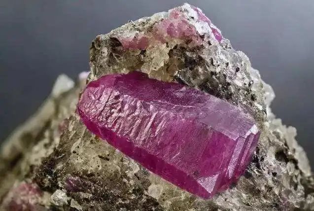 为什么宝石是五颜六色的,宝石为什么五光十色