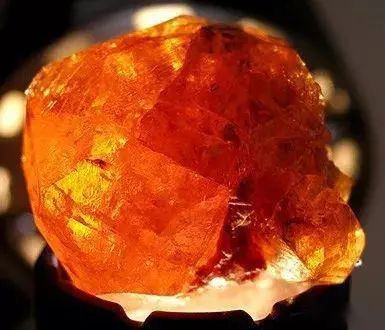 为什么宝石是五颜六色的,宝石为什么五光十色