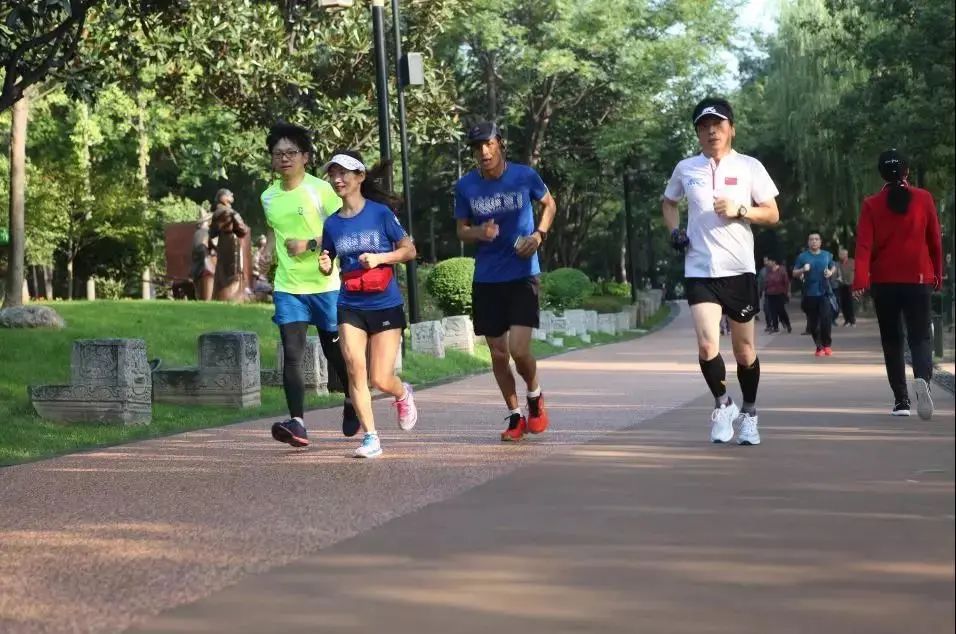 越夜越嗨丨顶级夜跑景区，给你成本最低的人鱼线！