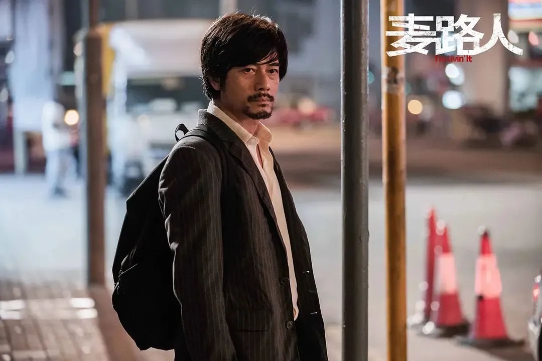 它像《小偷家族》，也像《我不是药神》？