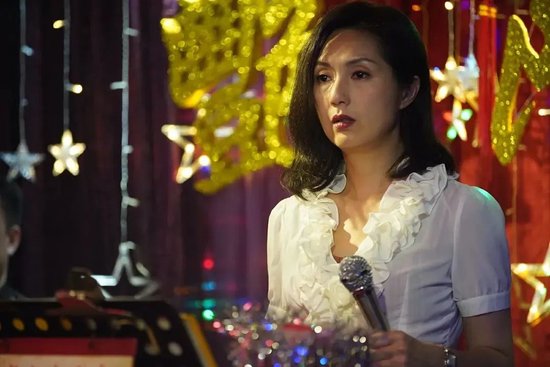 它像《小偷家族》，也像《我不是药神》？