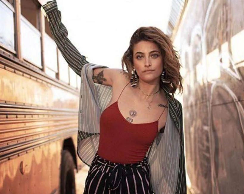 迈克尔杰克逊的女儿为什么是白人,迈克尔杰克逊女儿生活视频