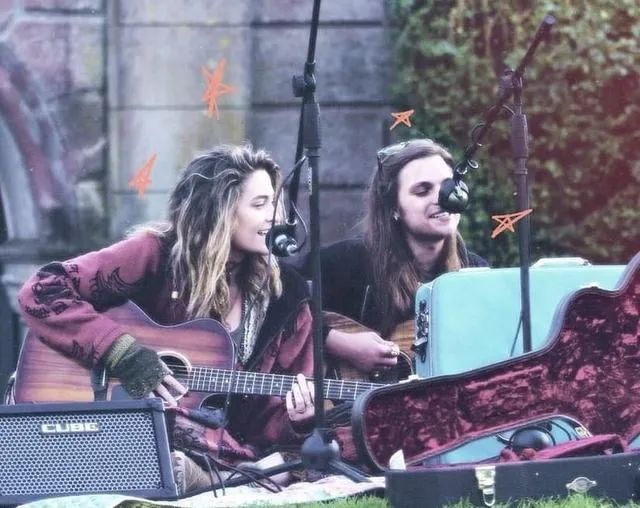 迈克尔杰克逊的女儿为什么是白人,迈克尔杰克逊女儿生活视频