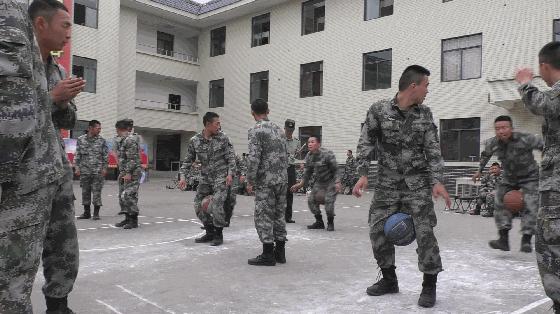 兵哥哥玩手机游戏,兵哥哥游戏机