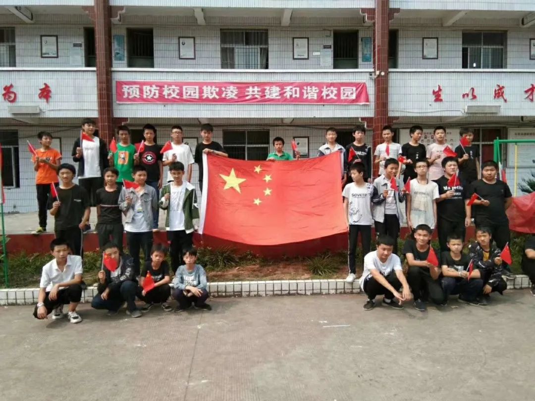 请跟我一起向祖国表白,深情的向祖国表白