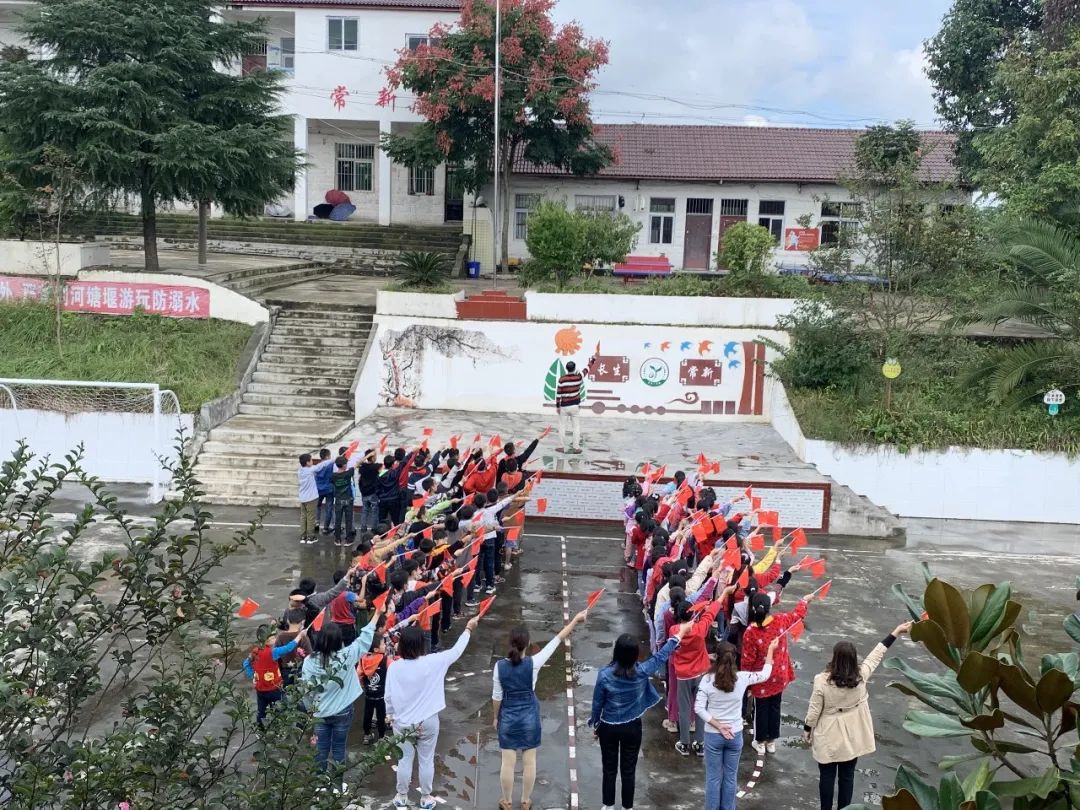 请跟我一起向祖国表白,深情的向祖国表白