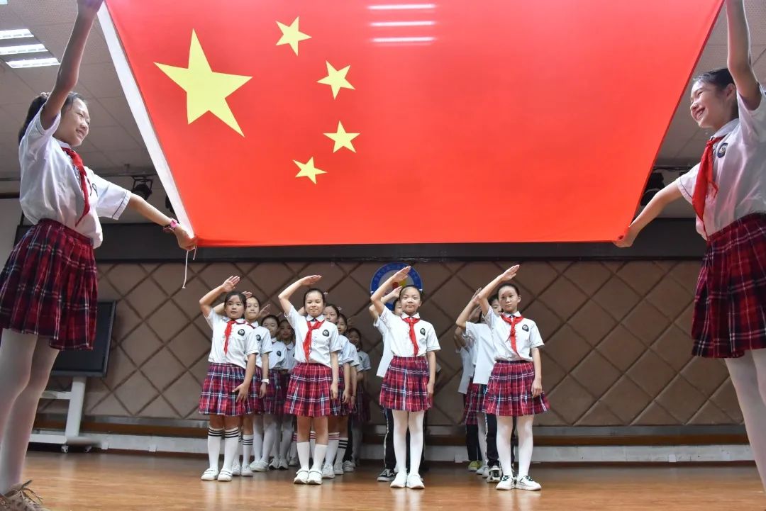 请跟我一起向祖国表白,深情的向祖国表白