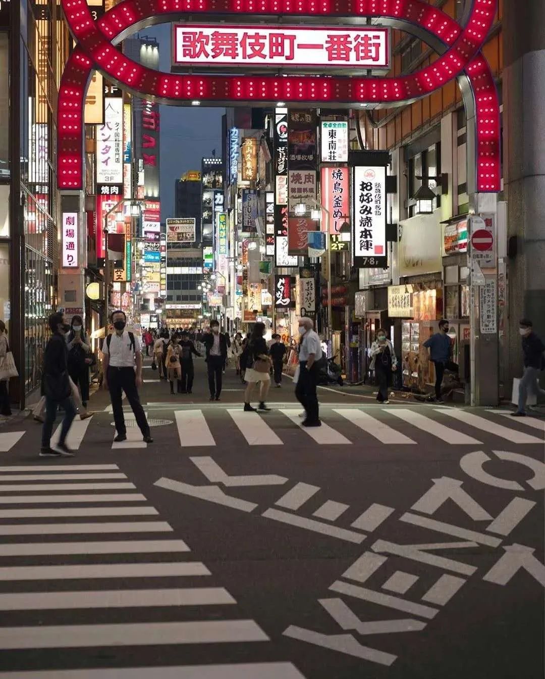 巴黎为她的儿子哭泣，Kenzo创始人高田贤三因新冠在法去世