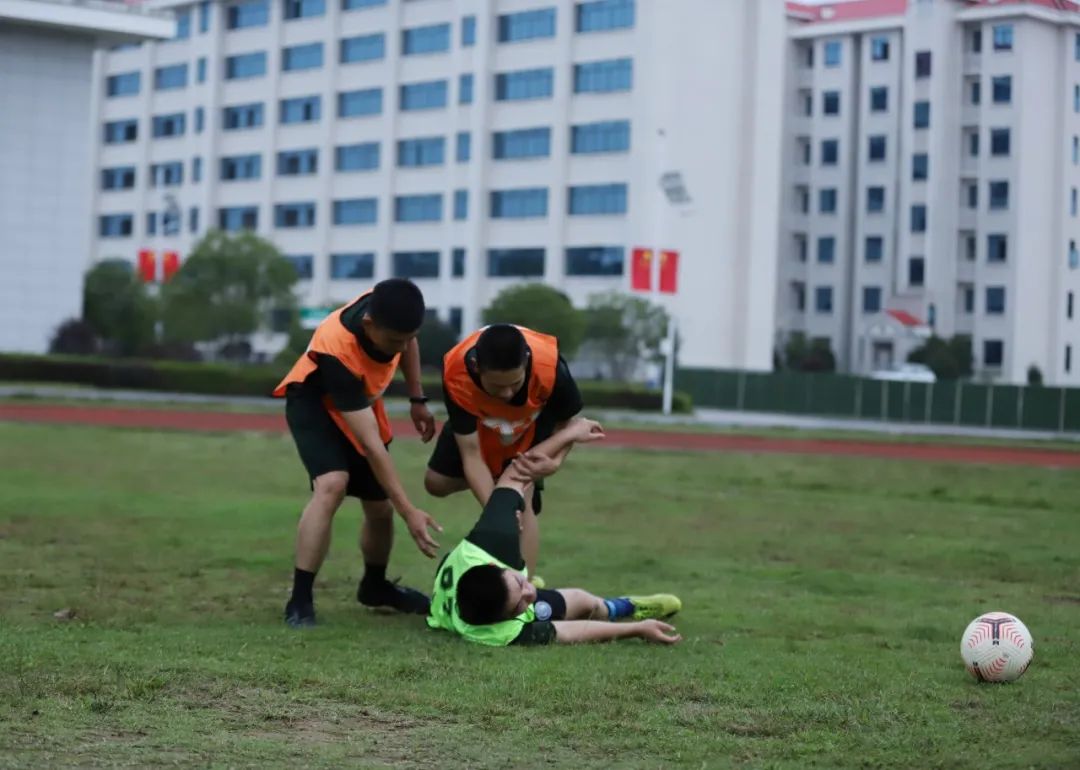 足球场上的兵哥哥,兵哥哥足球比赛