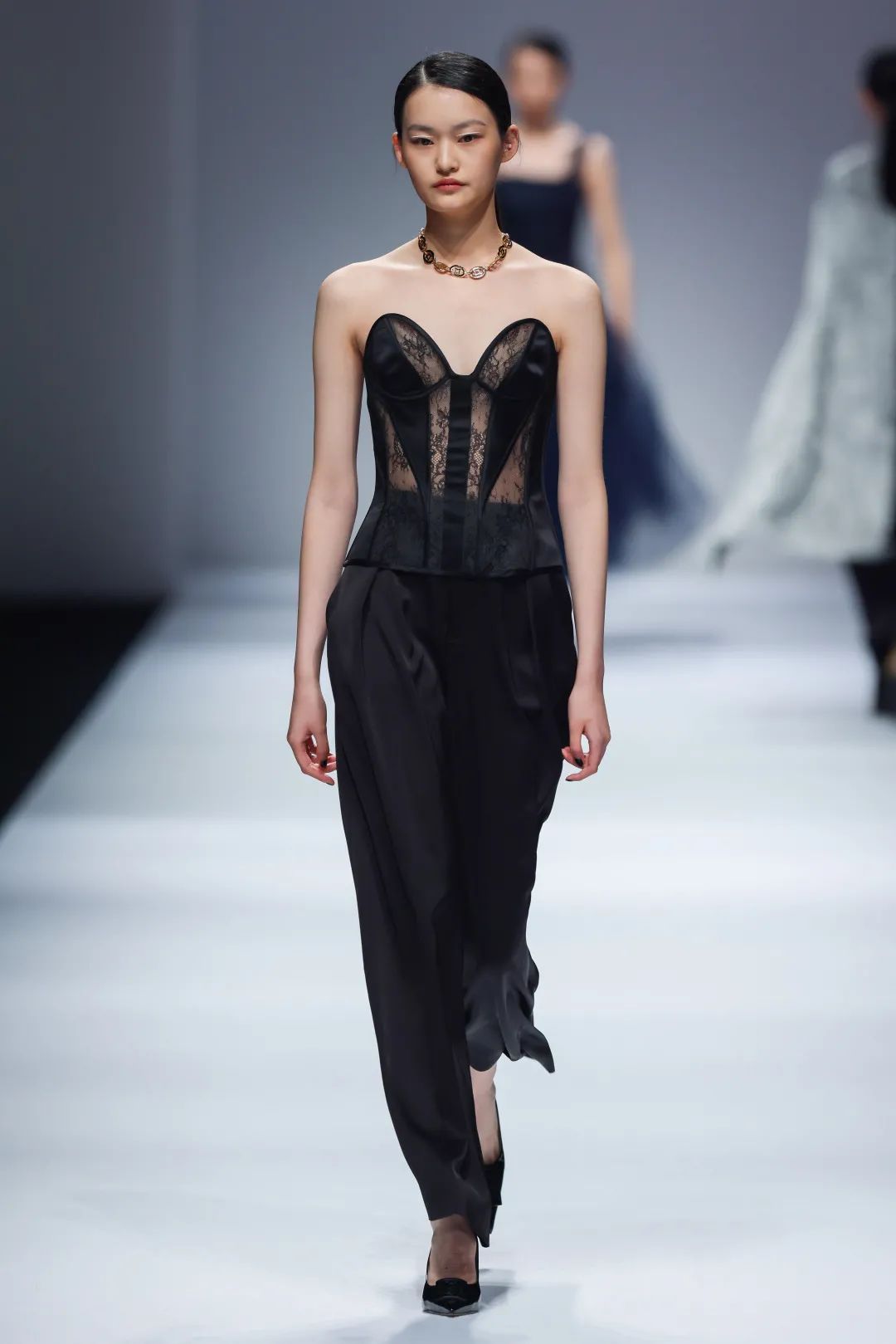 2023秋冬上海时装周秀场设计,2020春夏上海时装周展会分析