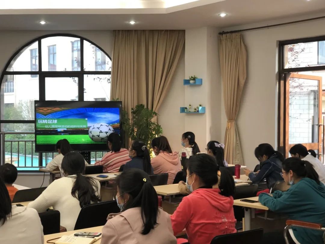 幼儿教师足球培训简报,幼儿园教师足球培训报道