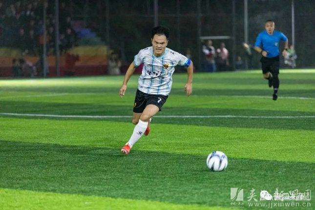 绿茵场上的争霸赛,绿茵足球比赛现场