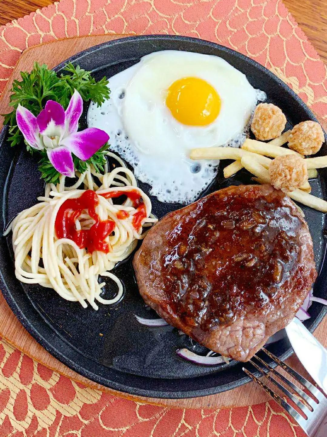 卢氏百悦城左岸食尚｜牛排+火锅自助：39.9元/49.9元享门市价69元/103元的黑椒牛排+火锅自助+酒水+热菜，无需预约