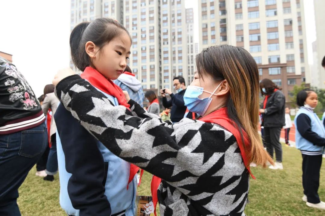 你好红领巾少先队活动记录,你好红领巾一年级主题班会