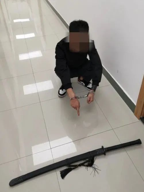 男子因情感纠纷居然拿“武士刀”威胁前女友，还叫人来强行撬门……