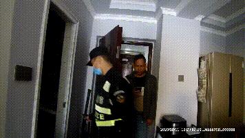 男子因情感纠纷居然拿“武士刀”威胁前女友，还叫人来强行撬门……