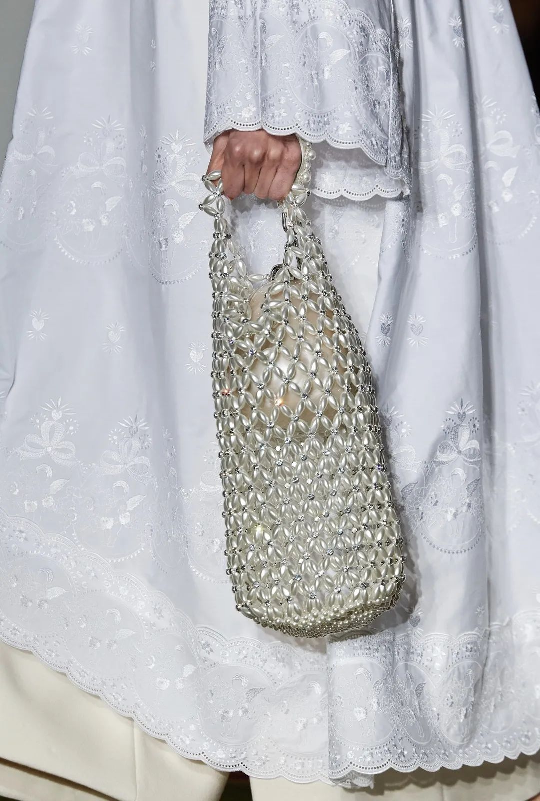 三天打鱼两天晒网｜八戒的珍珠汗衫又在时尚圈翻红了