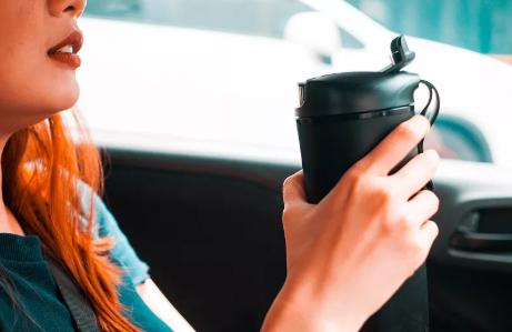 因为一只保温杯，丈夫察觉妻子同时出轨两个男人，争执中他将电线缠上妻子的脖子