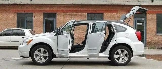 不谨慎在车上洒饮料,汽车被洒了几滴饮料有事吗