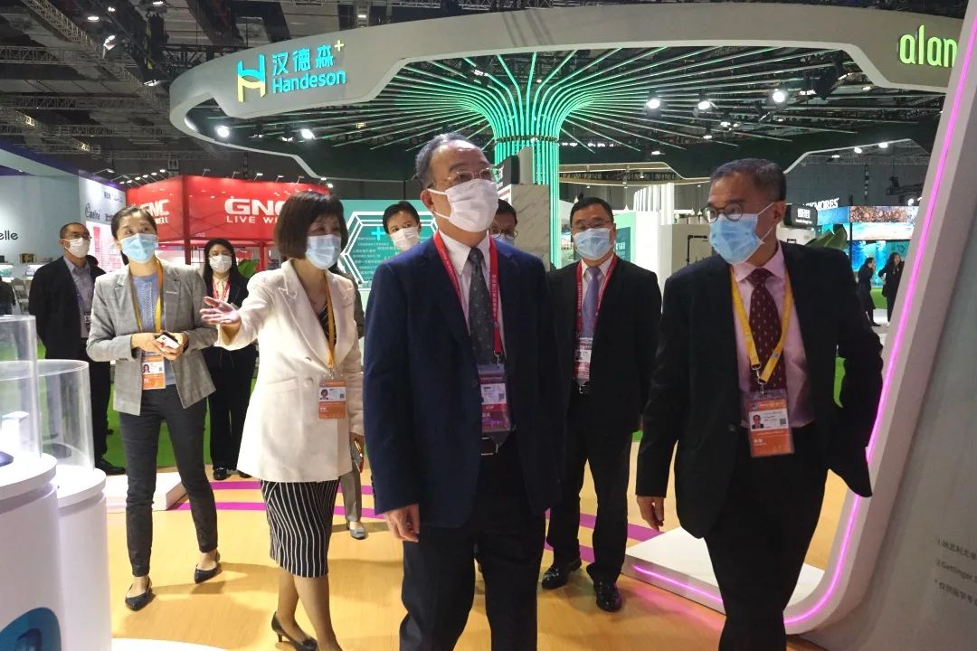 参展闵行企业有啥亮点？跟着区领导逛进博就知道了