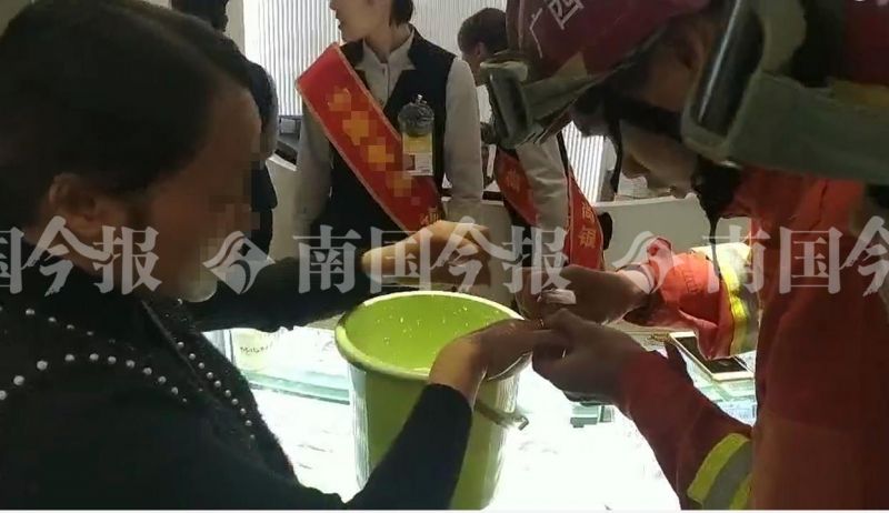什么？柳州妹子花4000多元买了个钻戒，却被俩小伙剪断了