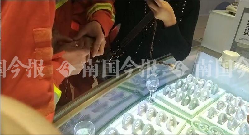 什么？柳州妹子花4000多元买了个钻戒，却被俩小伙剪断了