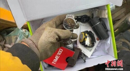 一个被收废品耽误的“段子手”火了：每天有几万人等着看他又捡了啥宝贝……